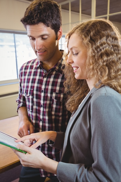 Foto bedrijfs vrouw die met haar collega spreekt