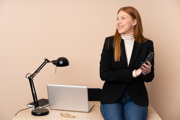 Bedrijfs vrouw in bureau het lachen