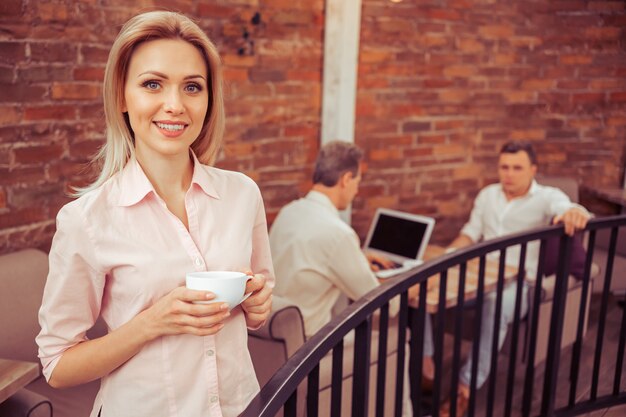 Bedrijfs vrouw met een kop van koffie.