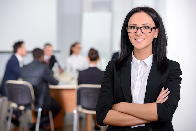 Bedrijfs vrouw met haar personeel in bureau.