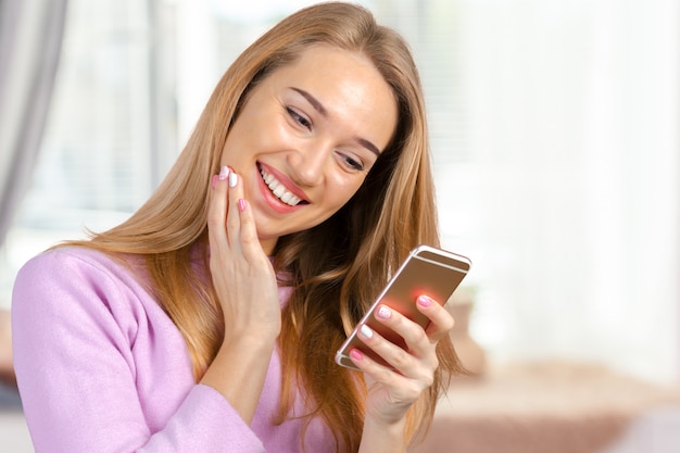 Bedrijfs vrouw op de telefoon