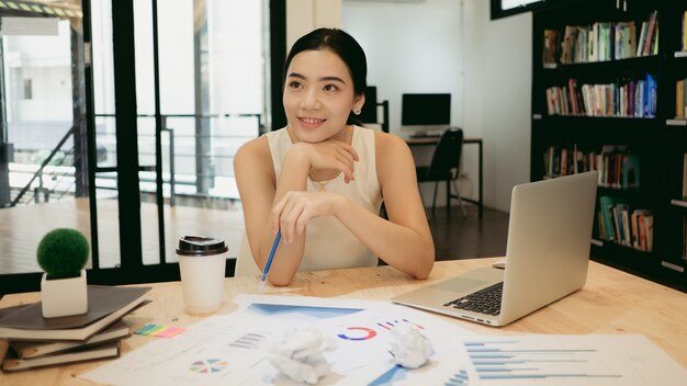 Bedrijfs vrouw op het werk