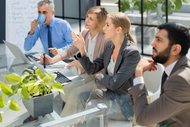 Bedrijfsadviseur analyseert financiële cijfers die de voortgang in het werk van het bedrijf aanduidt