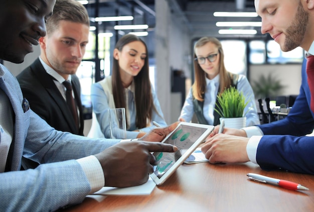 Foto bedrijfsadviseur analyseert financiële cijfers die de voortgang in het werk van het bedrijf aanduidt