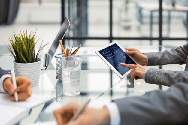 Bedrijfsadviseur analyseert financiële cijfers die de voortgang in het werk van het bedrijf aanduidt