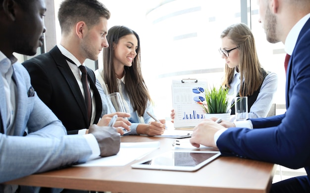 Bedrijfsadviseur die financiële cijfers analyseert die de voortgang in het werk van het bedrijf aangeven