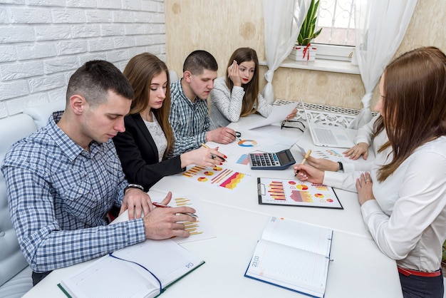 Bedrijfsanalisten teamwork op kantoor met grafieken en diagrammen