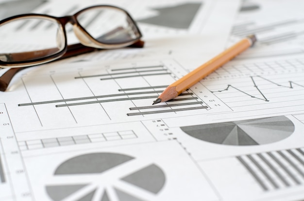 Bedrijfsanalyse, grafieken en diagrammen. Een schematische tekening op pa