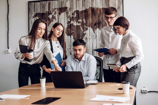 Bedrijfsbureauverbinding Eigentijds het Werk Concept