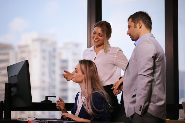 Bedrijfscollega's die bij Bureau in Bureau werken