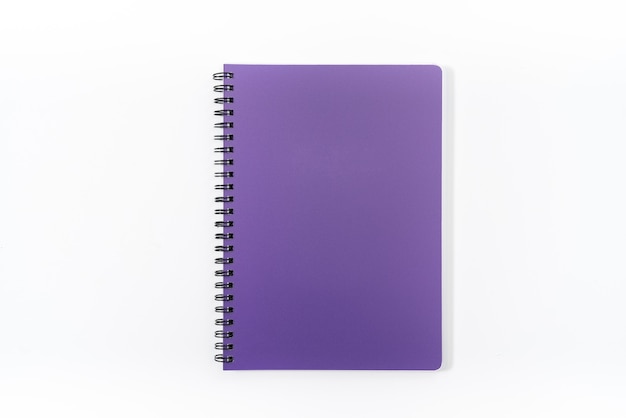 Bedrijfsconcept - Bovenaanzicht collectie van spiraal kraft notebook voorkant, paarse en witte open pagina geïsoleerd op de achtergrond voor mockup