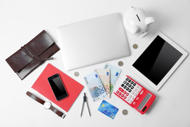 Foto bedrijfsconcept gadgets en geld op kantoor tafel top view