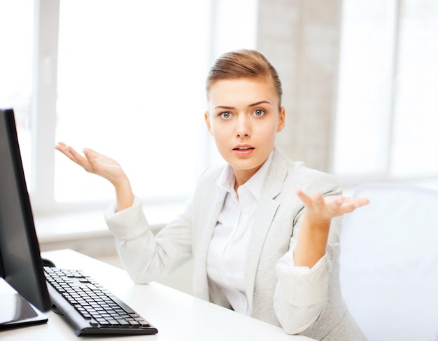 bedrijfsconcept - gestresste zakenvrouw met computer op kantoor
