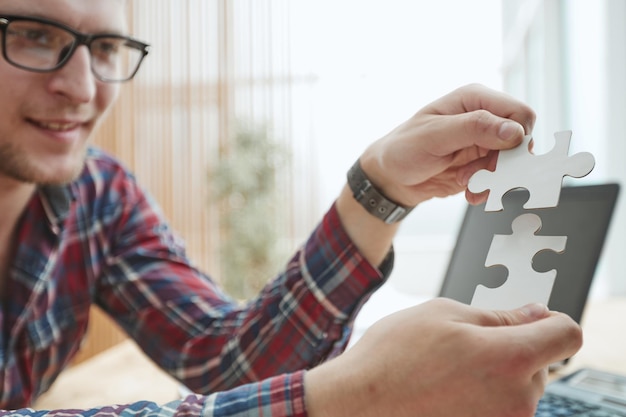 Bedrijfsconcept Hand met twee stukjes van een puzzel