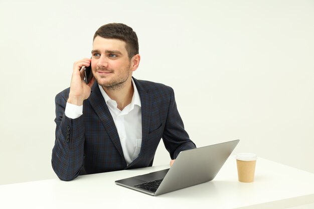 Bedrijfsconcept met jonge man praten aan de telefoon.