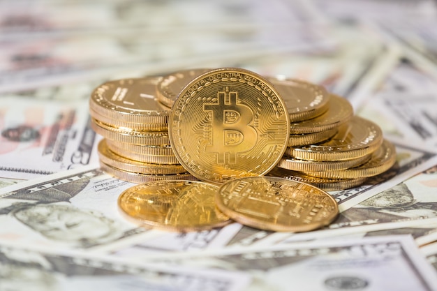 Bedrijfsconcept van cryptovaluta. Gouden bitcoin munt op Amerikaanse dollars close-up.