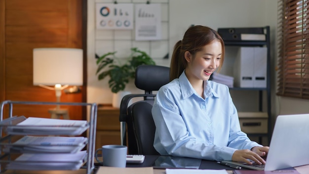 Bedrijfsconcept Zakenvrouwen werken en typen marketingplangegevens op laptop op de werkplek