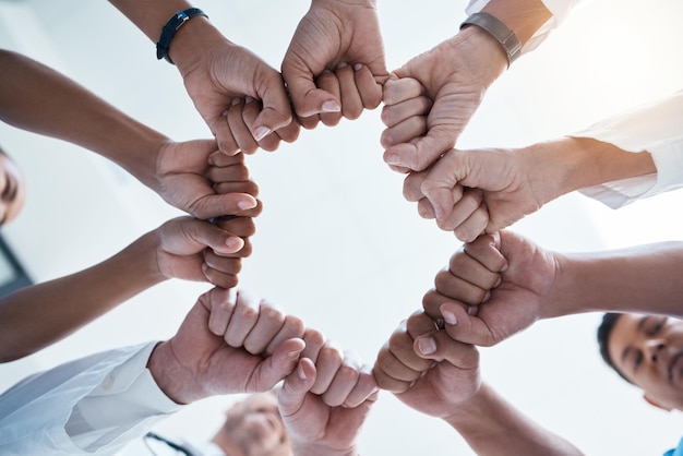 Bedrijfsdiversiteitsteamwerk en vuist in de kring van een groep bedrijfsmedewerkers op kantoorteambuilding motivatie-evenement Personeelssamenwerking professionele gemeenschap en vuiststoot om missie te ondersteunen