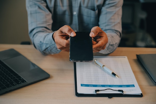 Bedrijfsfinanciering Accounting Banking Concept zakenvrouw doet financiën en berekenen over de kosten om vastgoed investeringen en in andere belastingstelsel