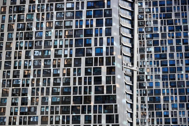 Bedrijfsgebouw. Veel ramen. Gevel van een modern hoogbouw gebouw. patroon