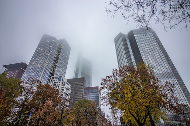 Bedrijfsgebouwen op een bewolkte dag in Frankfurt.