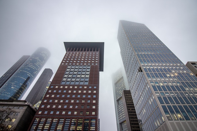 Bedrijfsgebouwen op een bewolkte dag in Frankfurt.