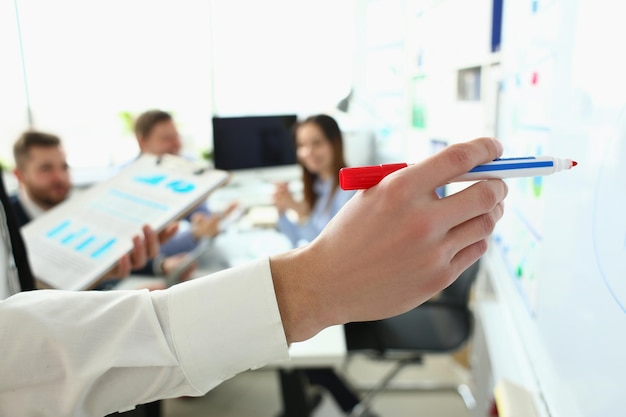 Bedrijfsgrafieken voor bedrijfsinformatie op het onderwijsbord in de klas