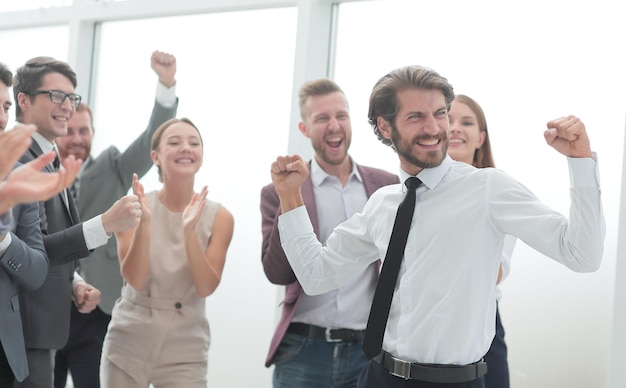 Bedrijfsgroep medewerkers die elkaar feliciteren met de overwinning