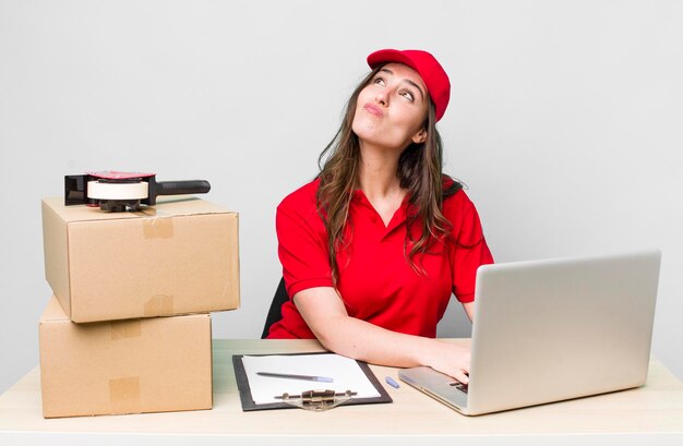 bedrijfsinpakker werknemer op een bureau met een laptop