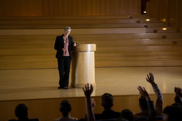 Bedrijfsleiders die actief deelnemen aan het conferentiecentrum