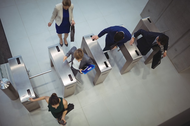 Bedrijfsleiders die tourniquetpoort passeren