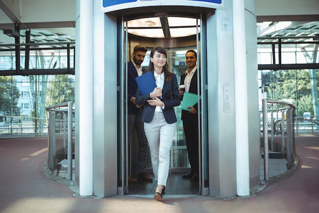 Bedrijfsleiders die uit de lift komen