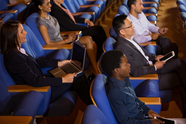 Bedrijfsleiders luisteren naar toespraak op conferentiecentrum