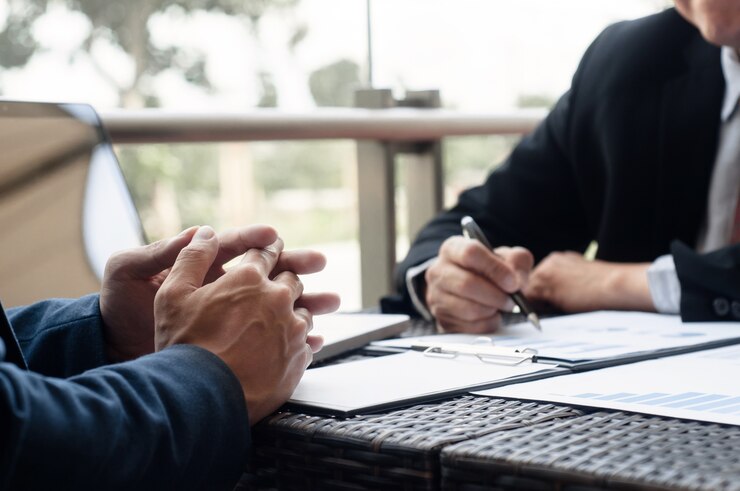 Bedrijfsleiders maken een beslissing over de verkoopprestaties op een moderne buitenwereld.