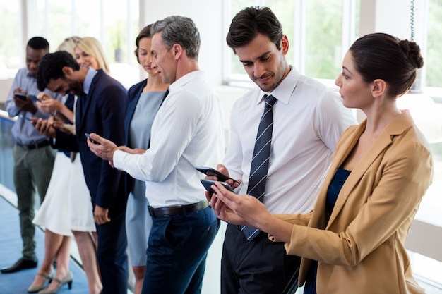 Bedrijfsleiders met behulp van mobiele telefoon