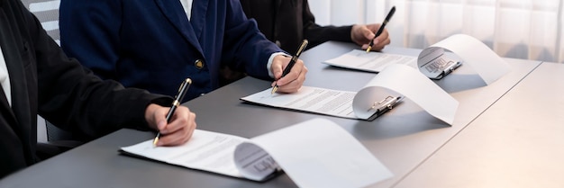 Bedrijfsleiders ondertekenen een gezamenlijk zakelijk contract in de bestuurskamer Prodigy