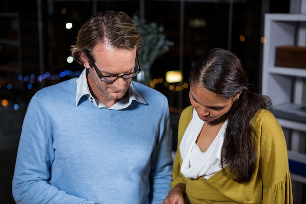 Bedrijfsleiders werken in office