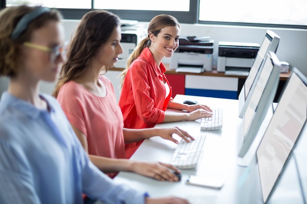 Bedrijfsleiders werken op de computer