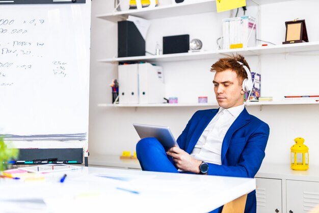 Bedrijfsmedewerker die bij bureau werkt