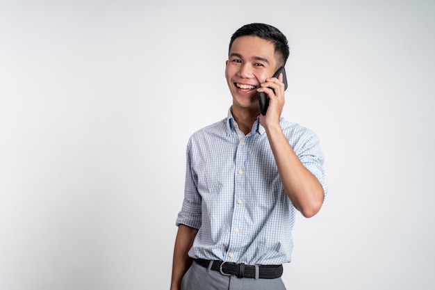 Bedrijfsmedewerker die lacht terwijl hij aan het telefoneren is