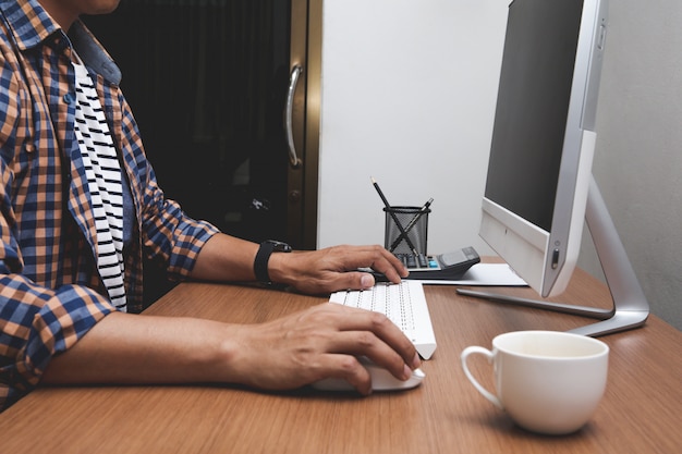 Bedrijfsmens die aan computer werken