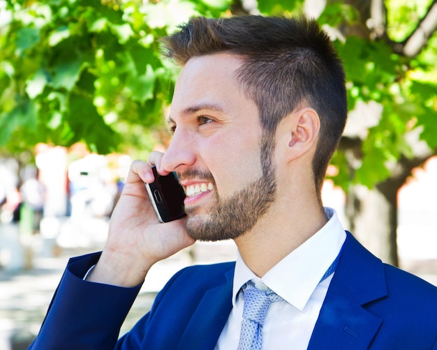 Bedrijfsmens die aan de telefoon spreekt