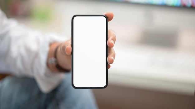 Bedrijfsmens die lege het scherm mobiele telefoon in bureau tonen