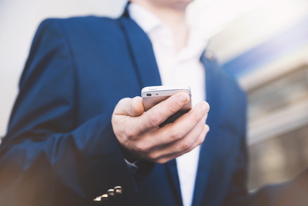 Bedrijfsmens met in hand telefoon