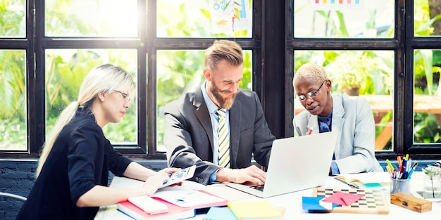 Bedrijfsmensen die Conferentiebespreking Collectief Concept ontmoeten