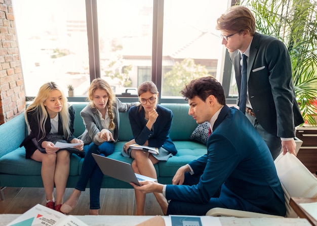 Bedrijfsmensen die Conferentiebespreking Collectief Concept ontmoeten