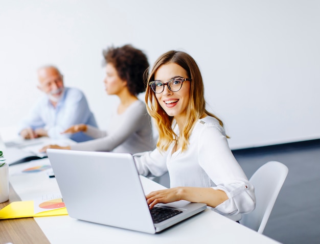 Bedrijfsmensen die een strategie bespreken en in bureau samenwerken