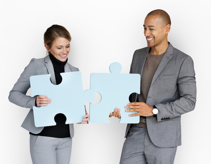 Foto bedrijfsmensen die geluk glimlachen die puzzelconcept houden