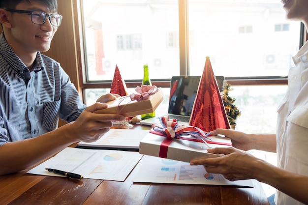 Bedrijfsmensen die Kerstmanhoed dragen die 2019 Nieuwjaarskerstmis vieren op kantoorpartij