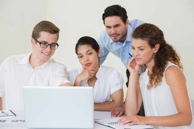 Bedrijfsmensen die laptop bekijken